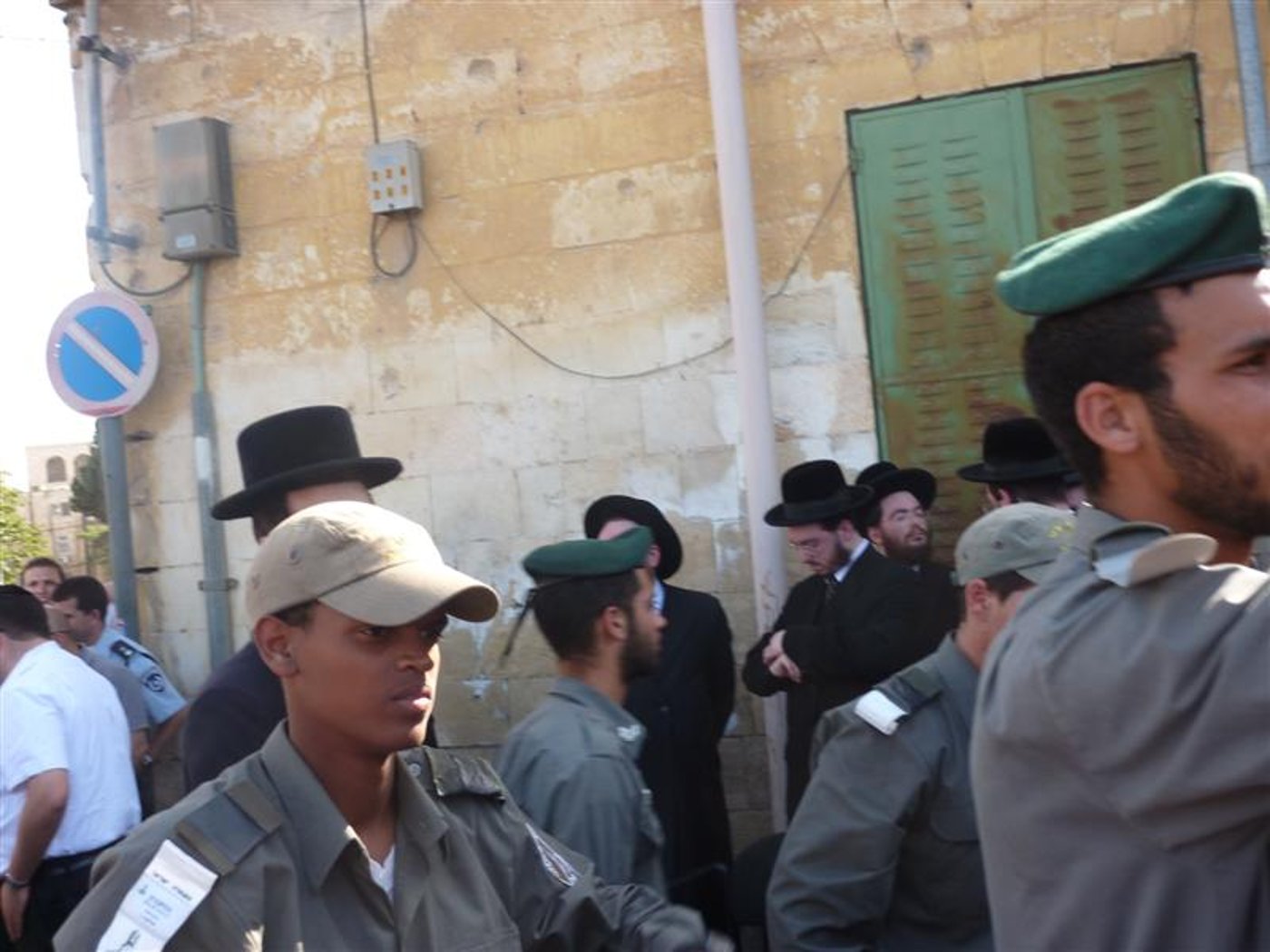 בדרך לכלא: ההורים מגיעים למגרש הרוסים. צפו בתיעוד