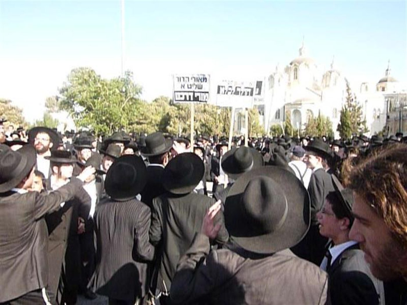 בדרך לכלא: ההורים מגיעים למגרש הרוסים. צפו בתיעוד