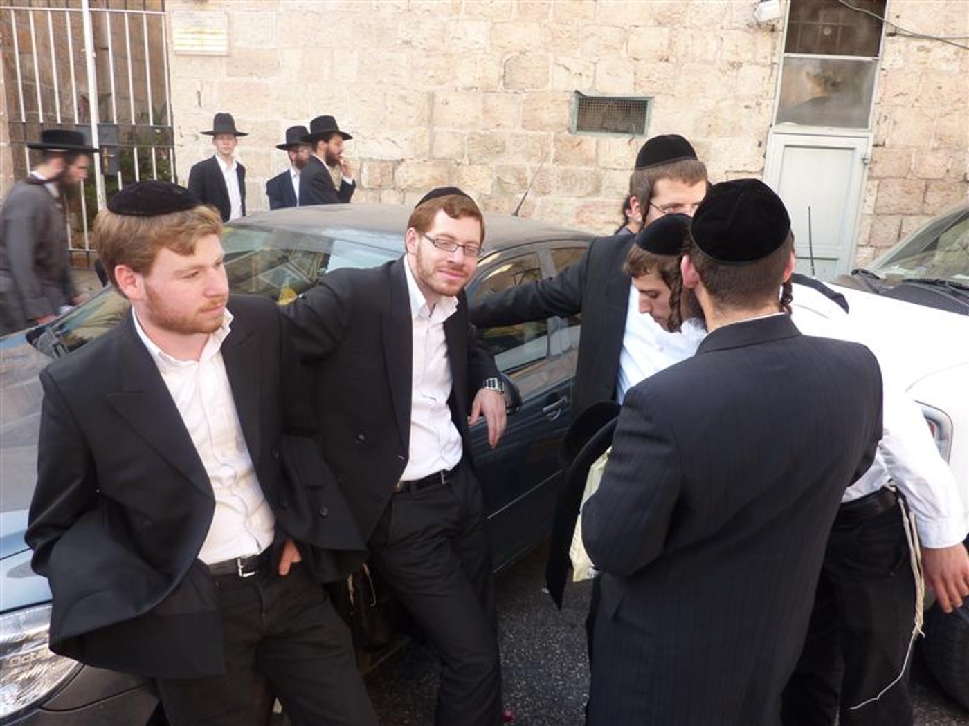בדרך לכלא: ההורים מגיעים למגרש הרוסים. צפו בתיעוד