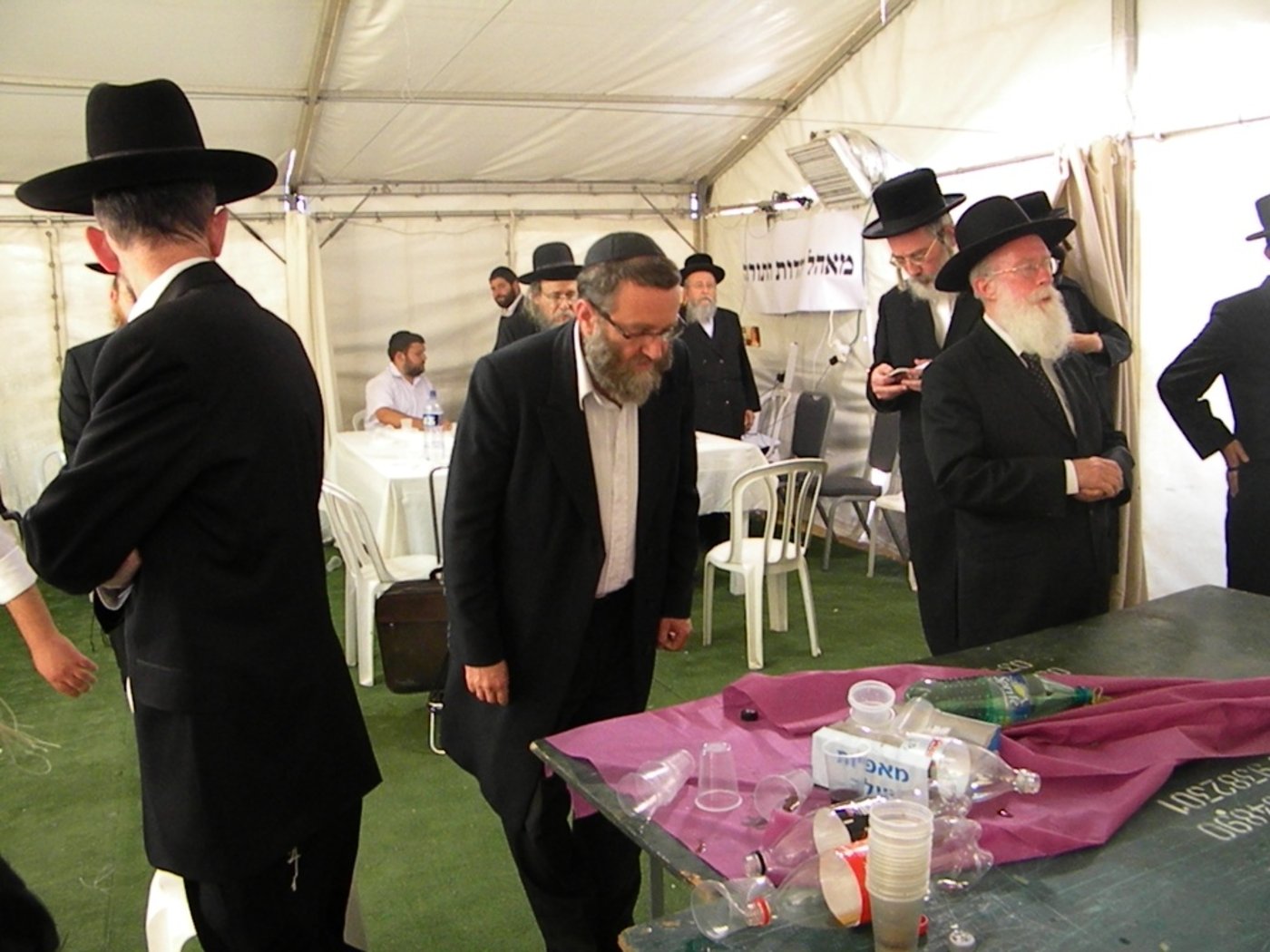 גפני תוקף את ישראל היום: ´נשכבנו על הגדר בשבילם´