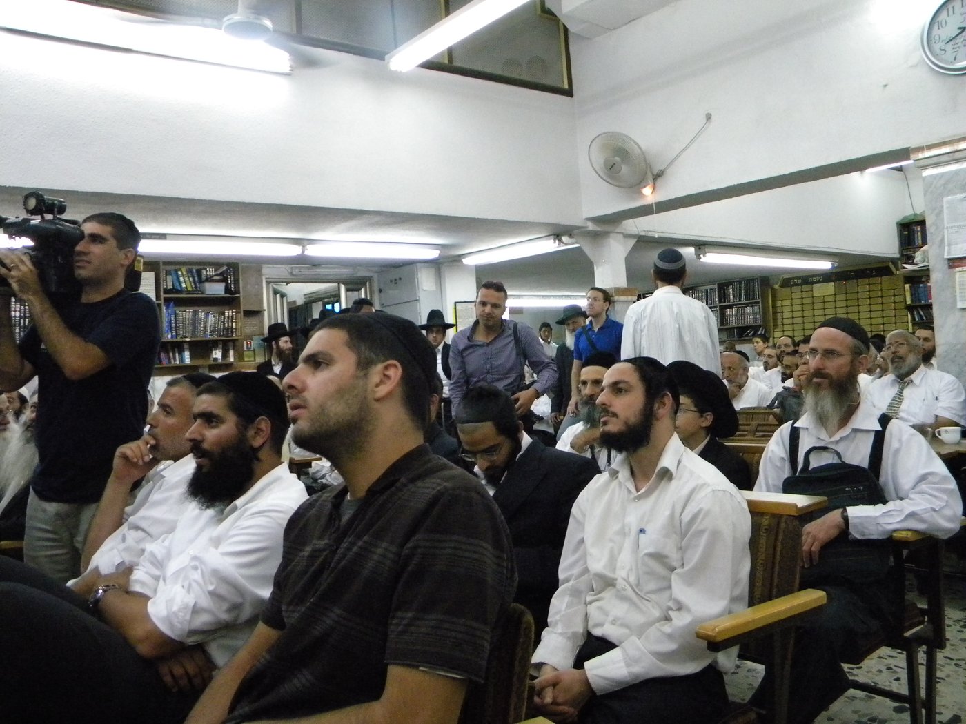 תלמידיו של הרב יעקב יוסף במפגן תמיכה: "יחי אדוננו"