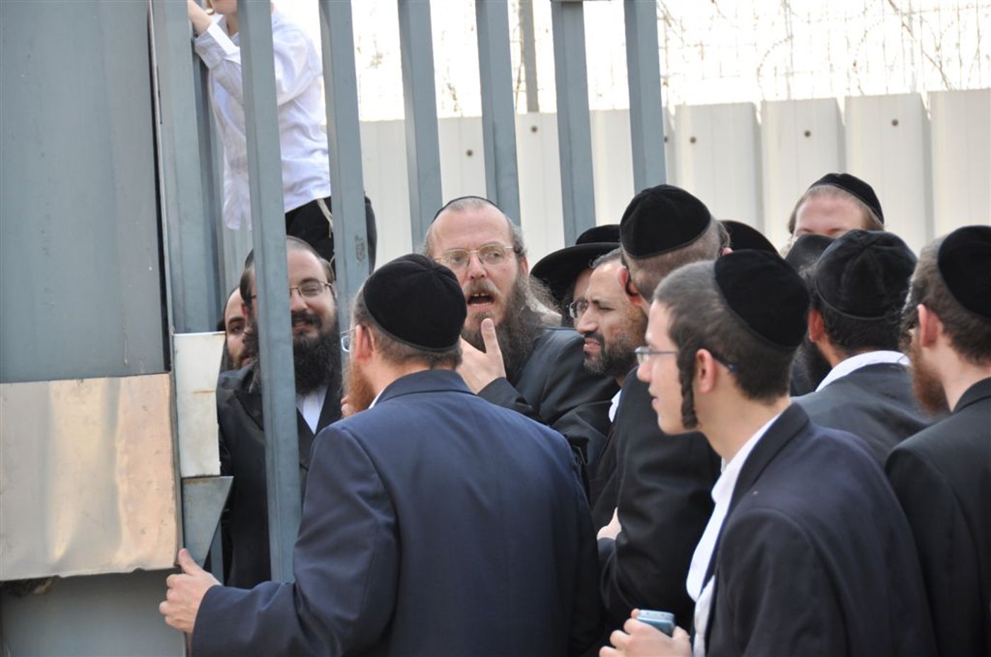שמחה פורצת גדר, של הכלא ● תיעוד ענק