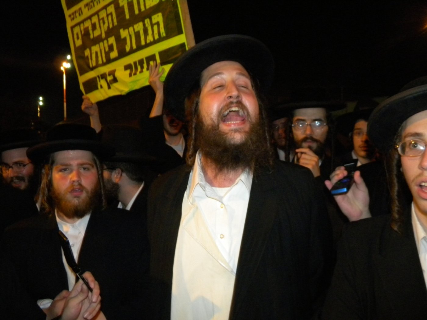 בלב ההפגנה: ארונות עם טליתות. צפו