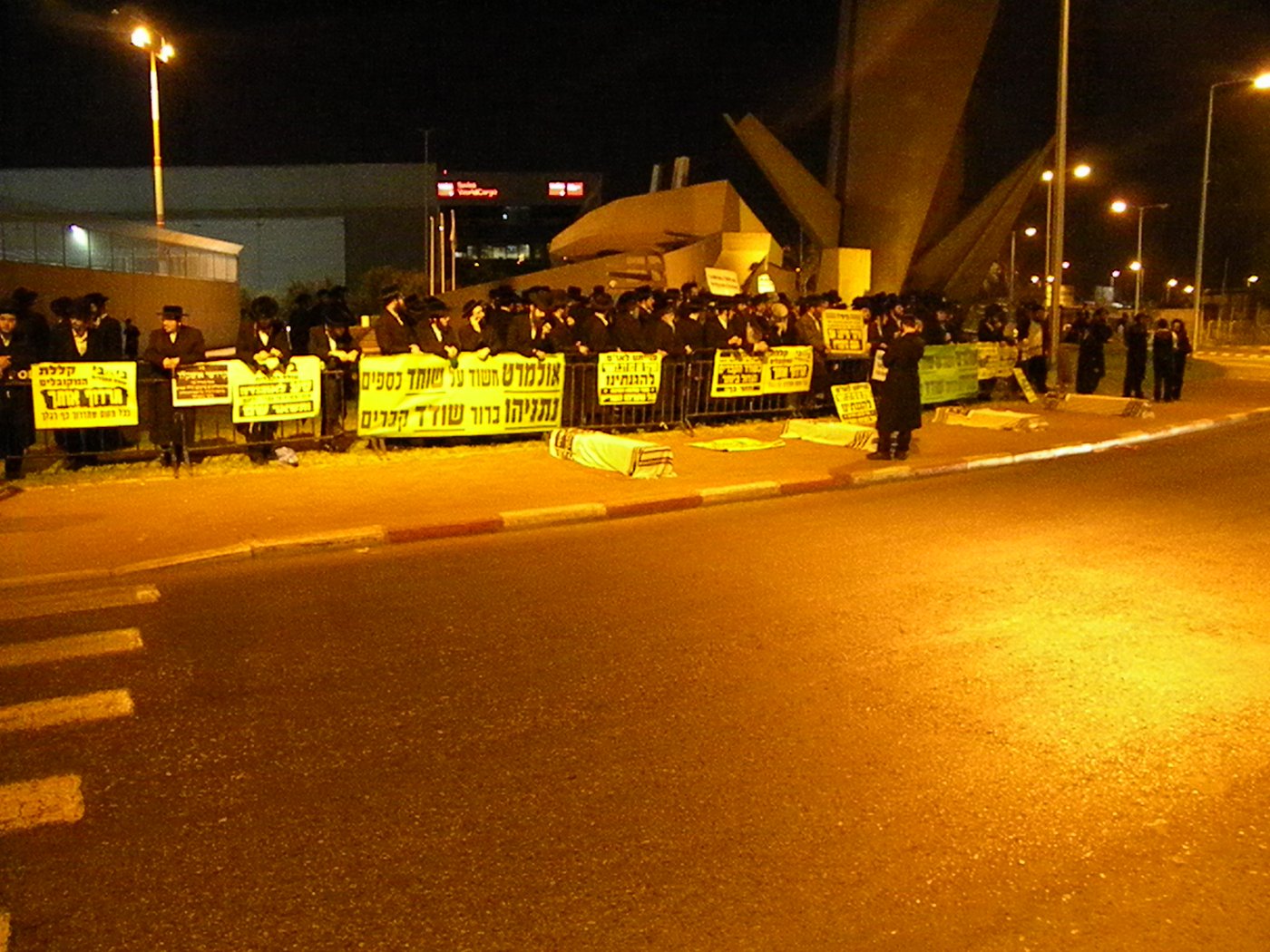 בלב ההפגנה: ארונות עם טליתות. צפו