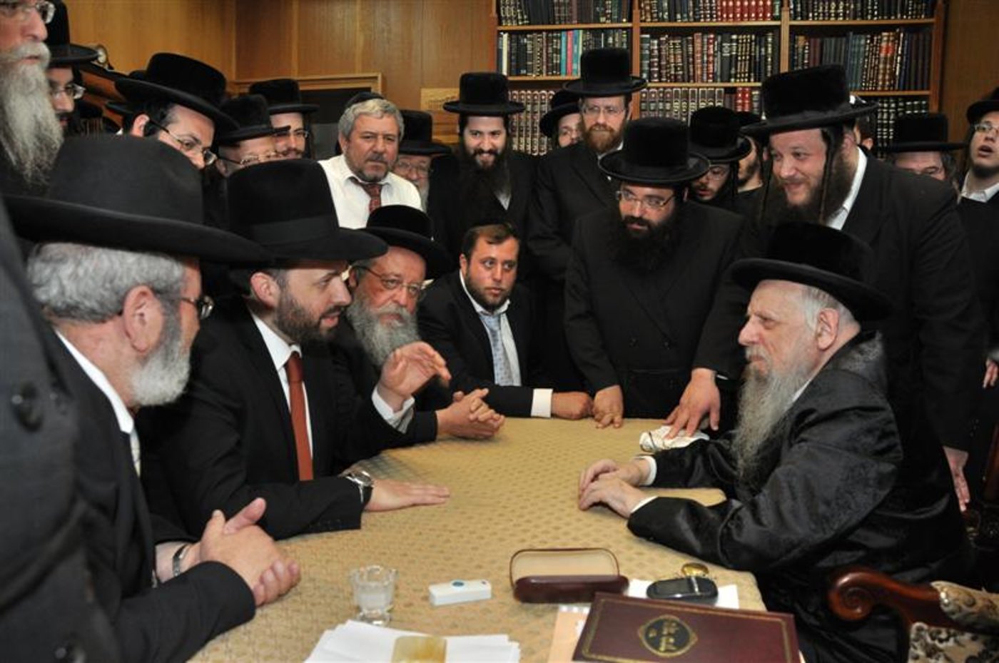 תמונות: השר אריאל אטיאס אצל האדמו"ר מסערט ויז´ניץ