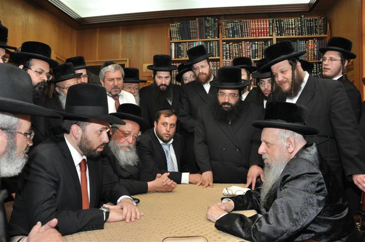 תמונות: השר אריאל אטיאס אצל האדמו"ר מסערט ויז´ניץ