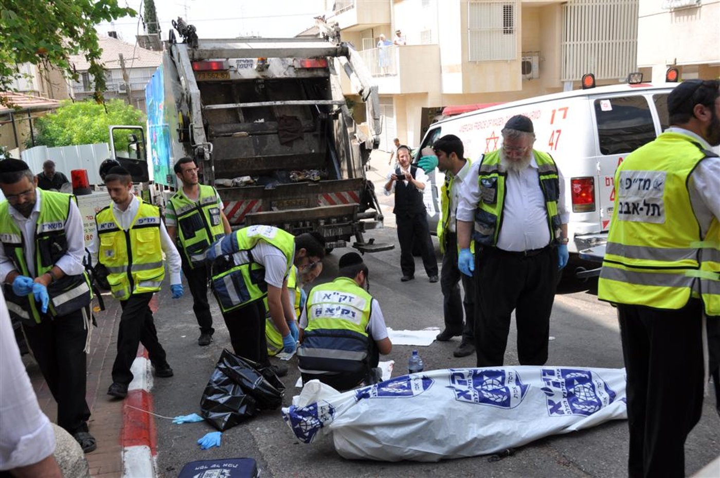 מזעזע: משאית מחצה קשיש בבני-ברק - צפו בוידאו ותמונות