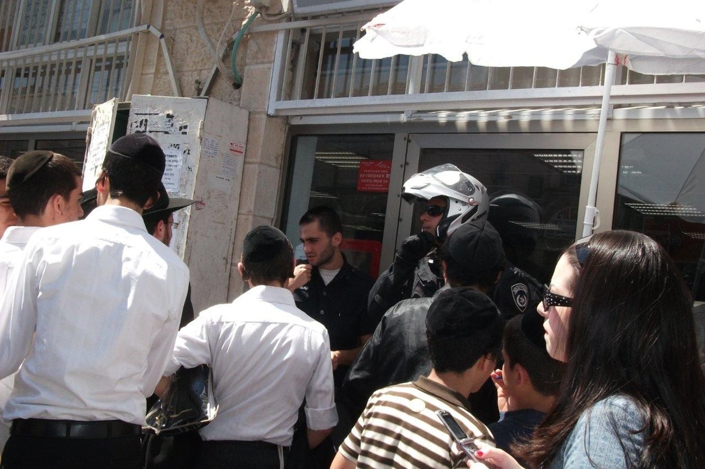 ירושלים: קיצונים ניתקו טלויזיות, ונעצרו