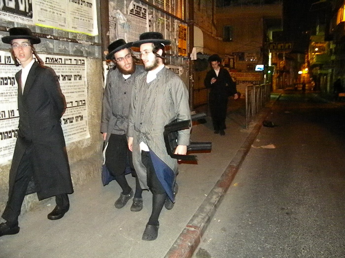 גלריה, וידאו: מאה שערים, תחת אבל