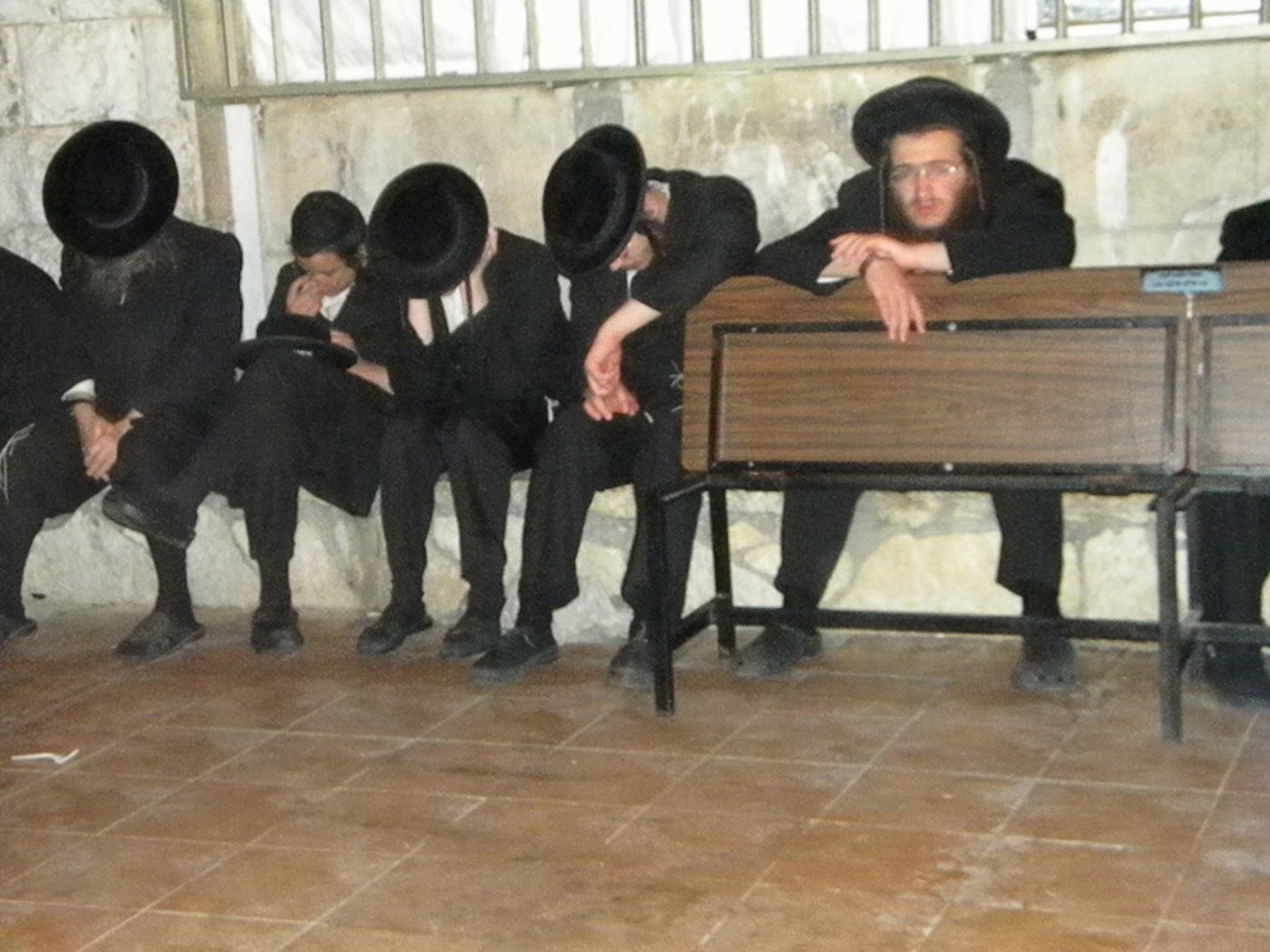 גלריה, וידאו: מאה שערים, תחת אבל