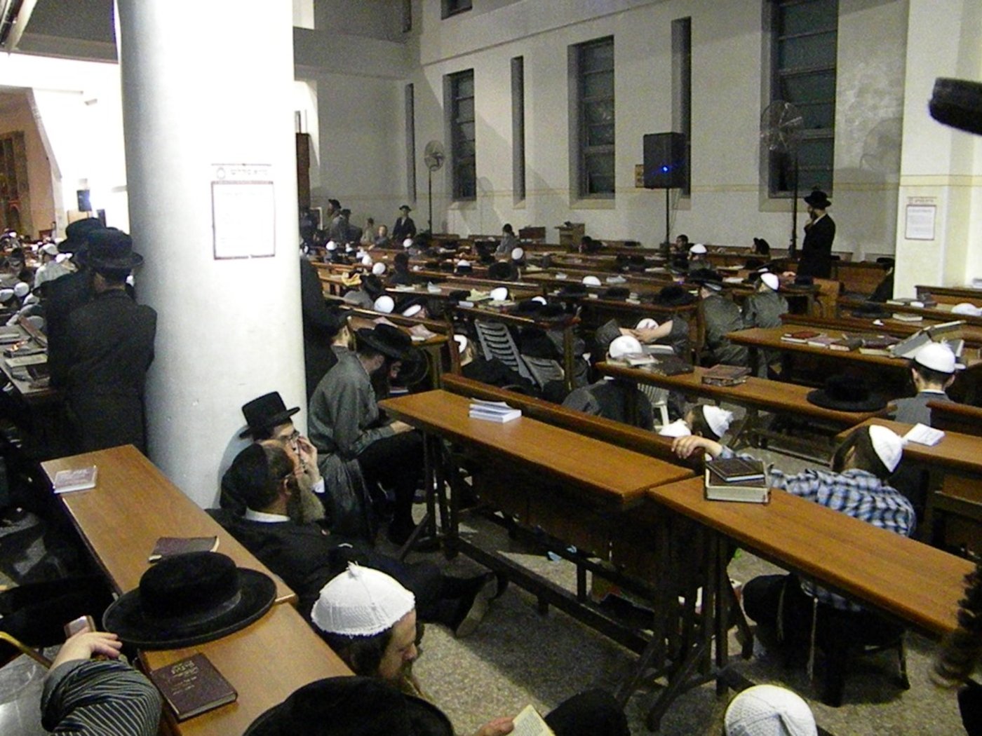 גלריה, וידאו: מאה שערים, תחת אבל
