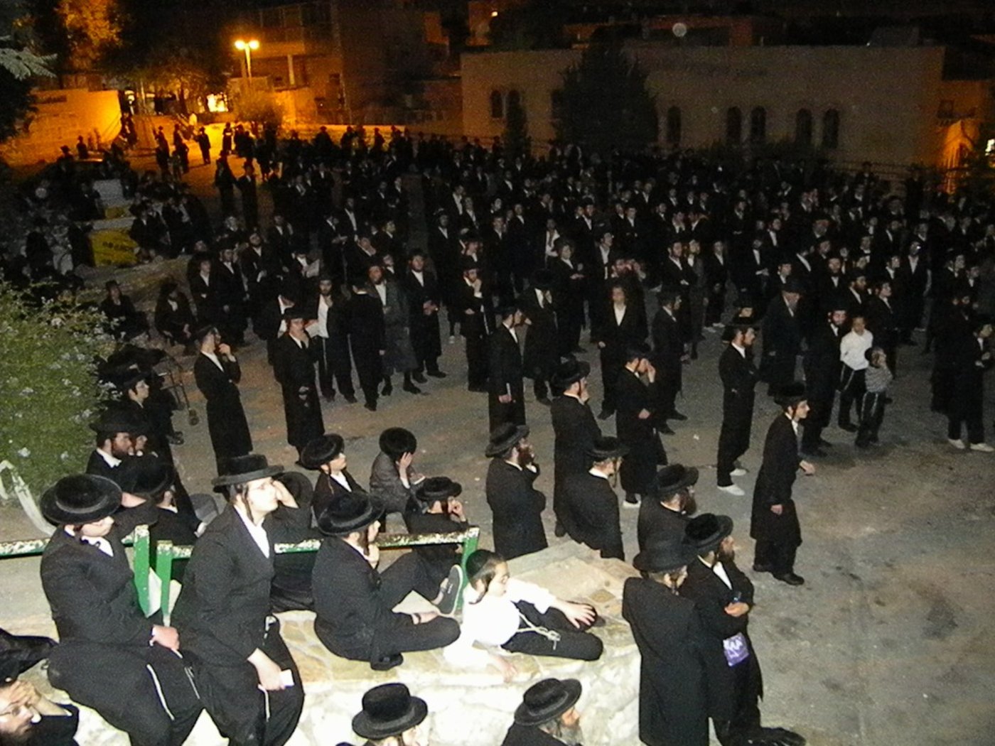 גלריה, וידאו: מאה שערים, תחת אבל