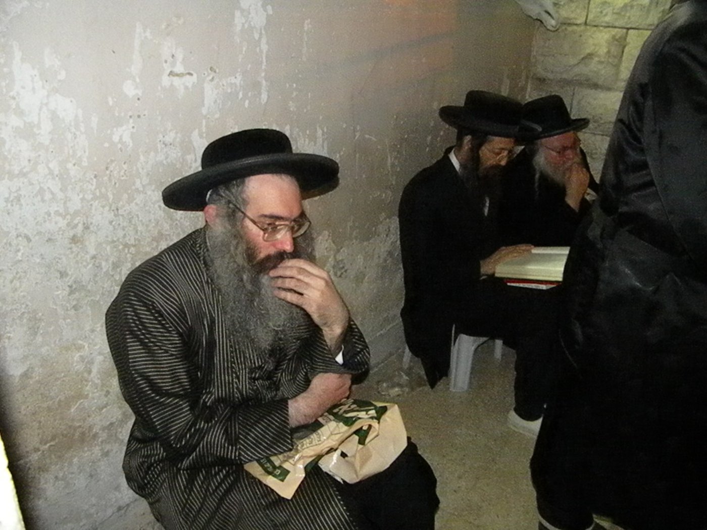 גלריה, וידאו: מאה שערים, תחת אבל