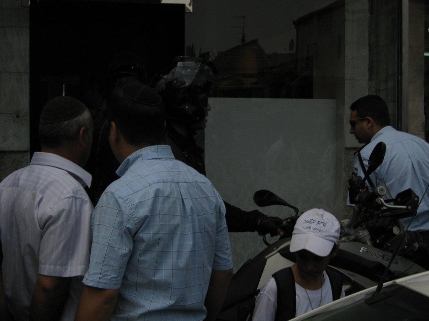 מהומת אלוקים: נטורי קרתא השחיתו חנויות ב´גאולה´