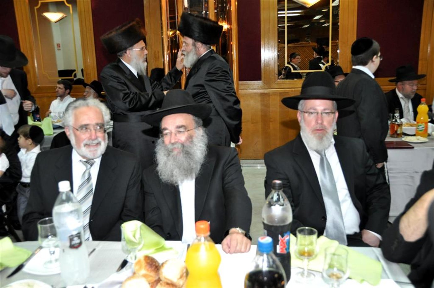 באמצע לשעבר ראש עיריית בני ברק מרדכי קרליץ