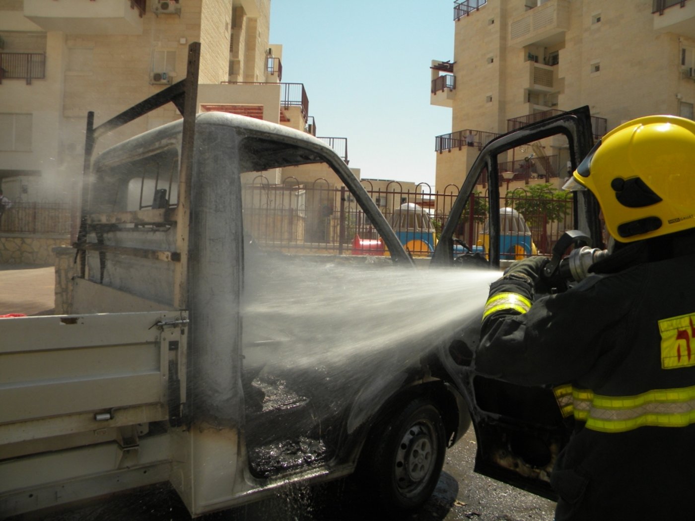 ברכפלד: רכב עלה בלהבות סמוך לגן-ילדים; אין נפגעים