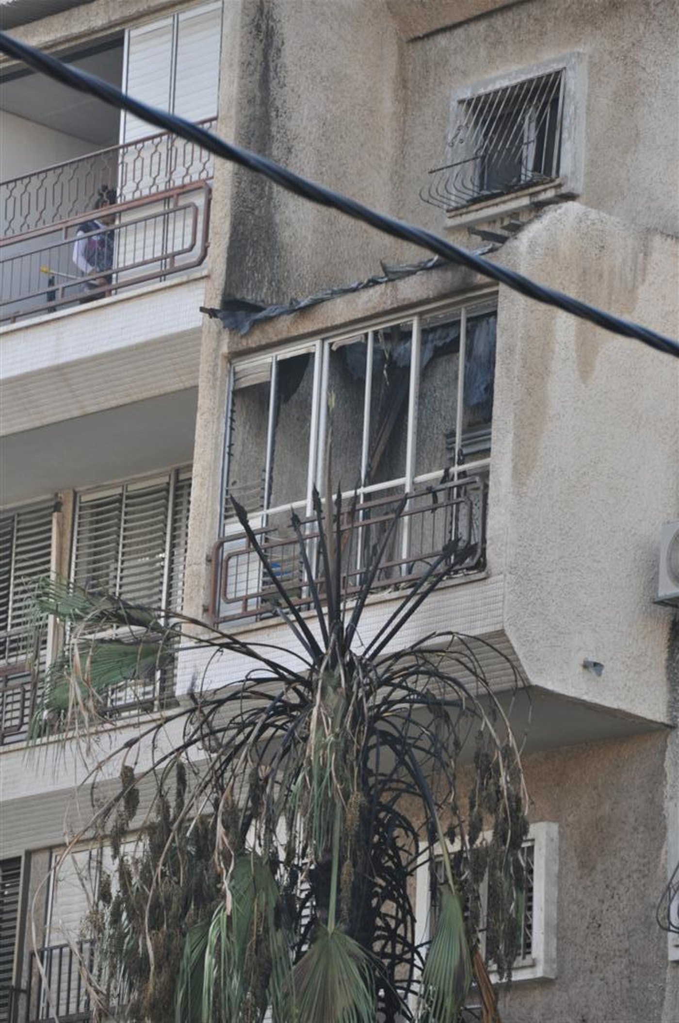 וידאו, תמונות: ילדי בני-ברק שיחקו באש ושרפו דירה