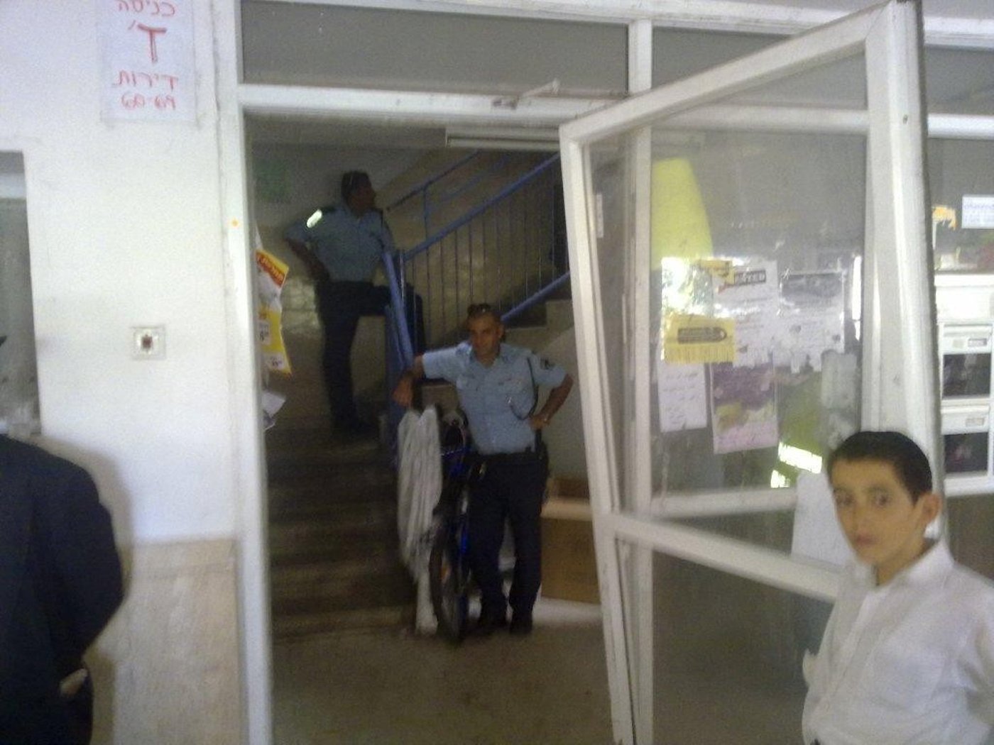 תיעוד מזעזע: אשה חרדית מפונה בברוטאליות מביתה