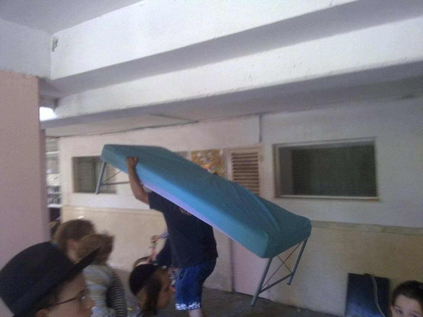 תיעוד מזעזע: אשה חרדית מפונה בברוטאליות מביתה