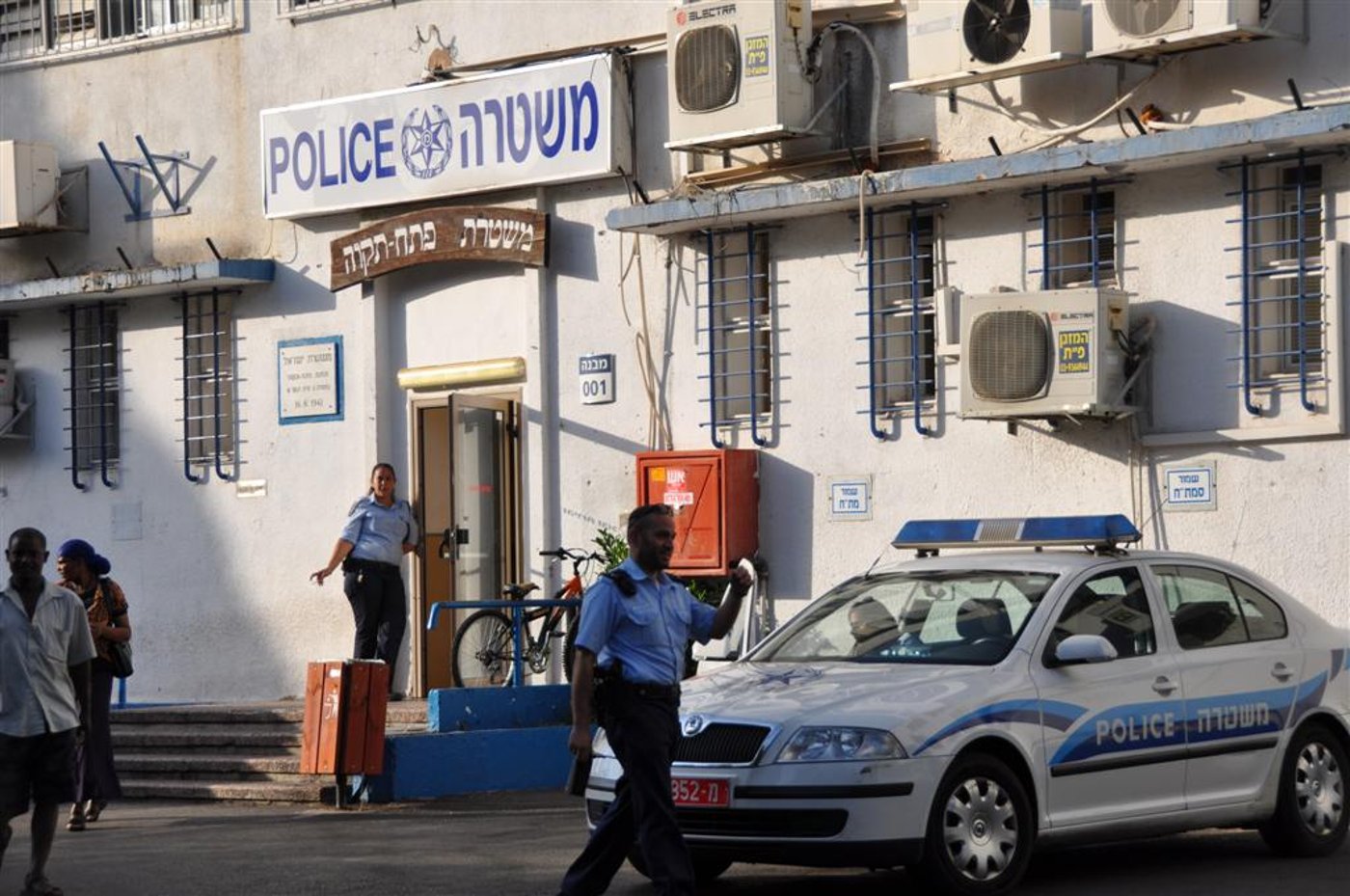 סיטבון משתחרר: החיוכים והחיבוקים ביציאה מהכלא