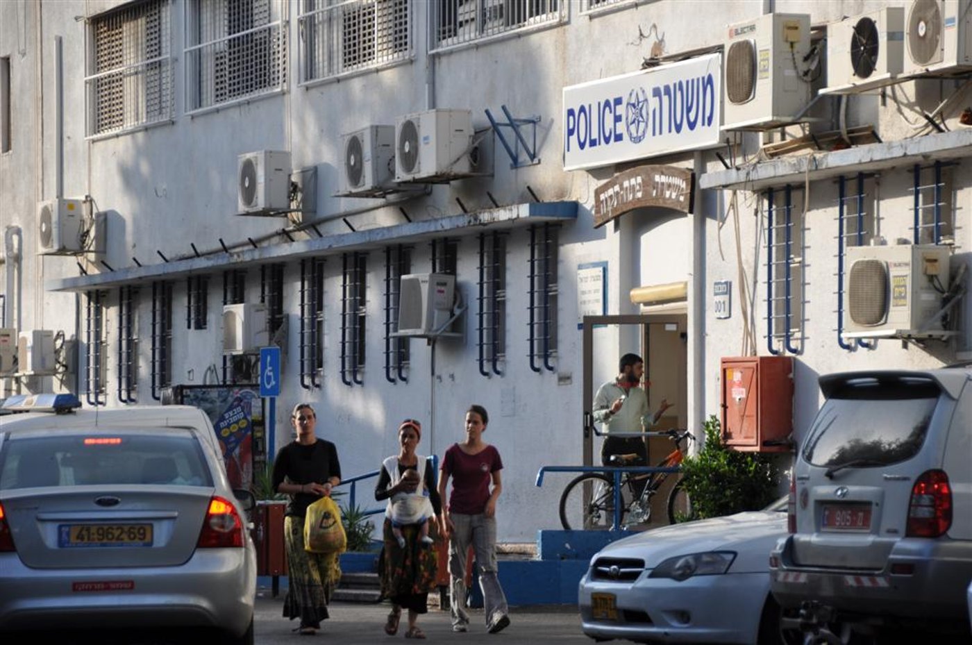 סיטבון משתחרר: החיוכים והחיבוקים ביציאה מהכלא