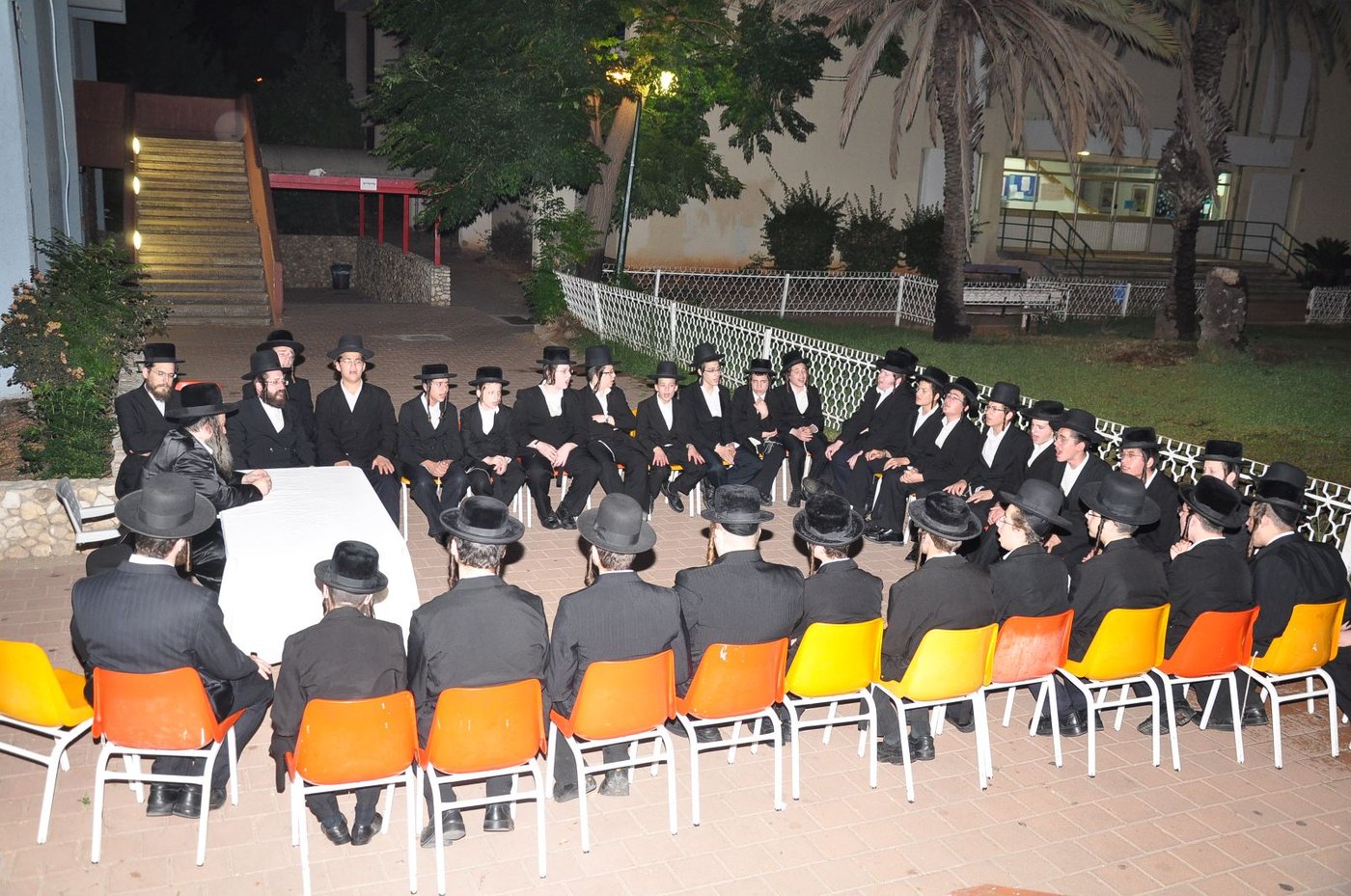 האדמו"ר קוזניץ הגיע לקעמפ של ישיבתו במושב צפריה