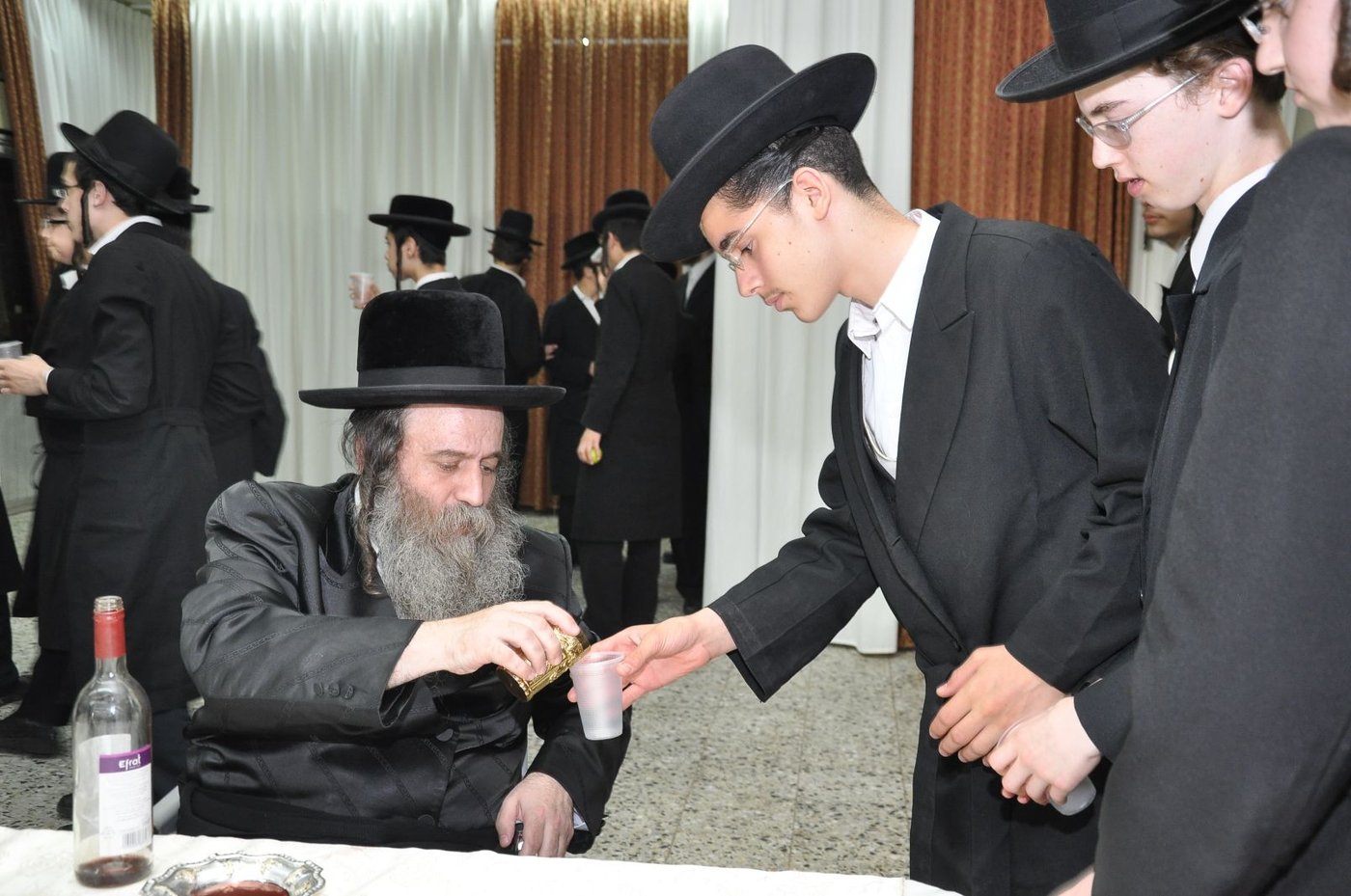 האדמו"ר קוזניץ הגיע לקעמפ של ישיבתו במושב צפריה