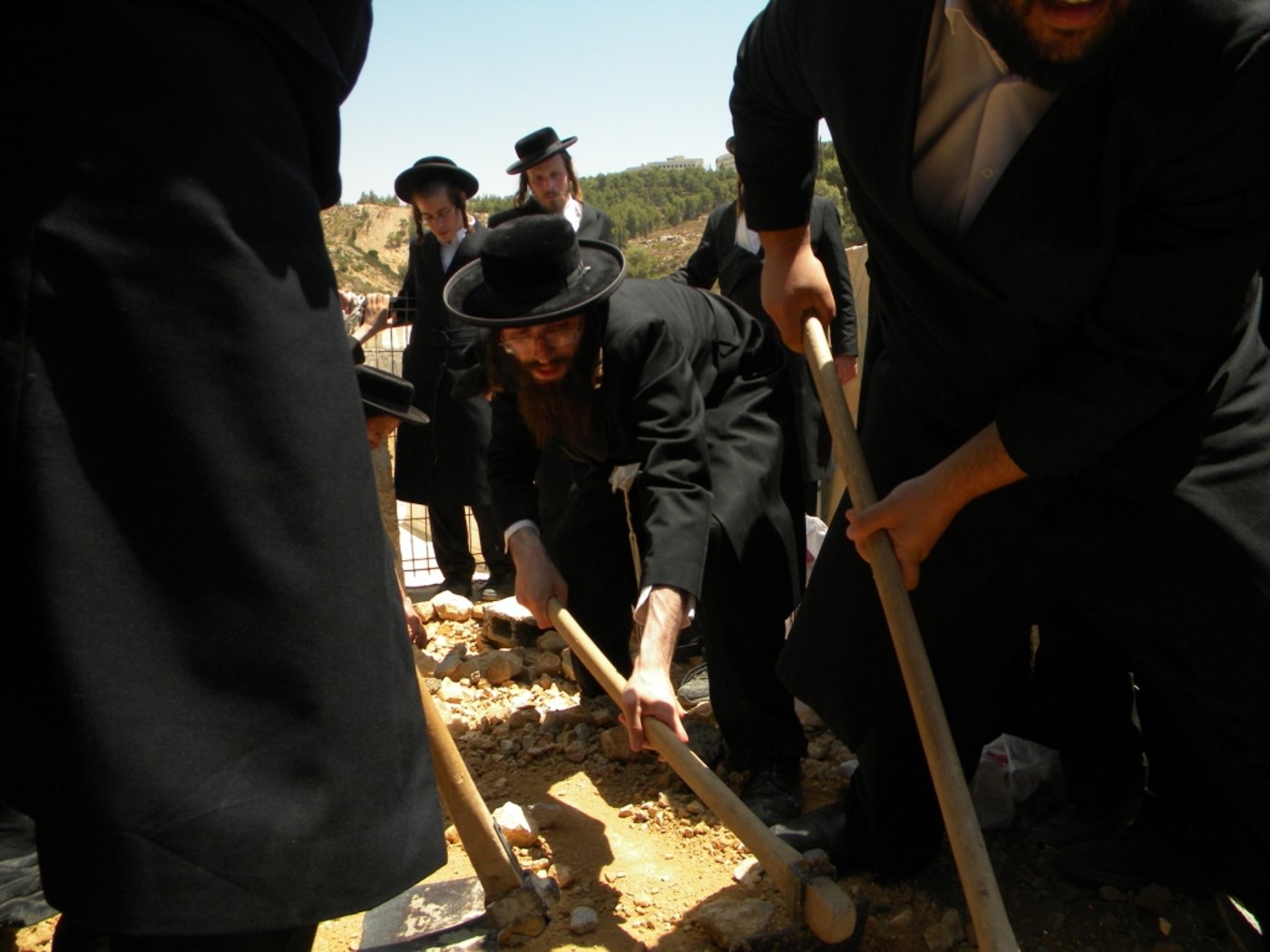 בכי קורע לב על הקברים הטריים - גלריה, וידאו