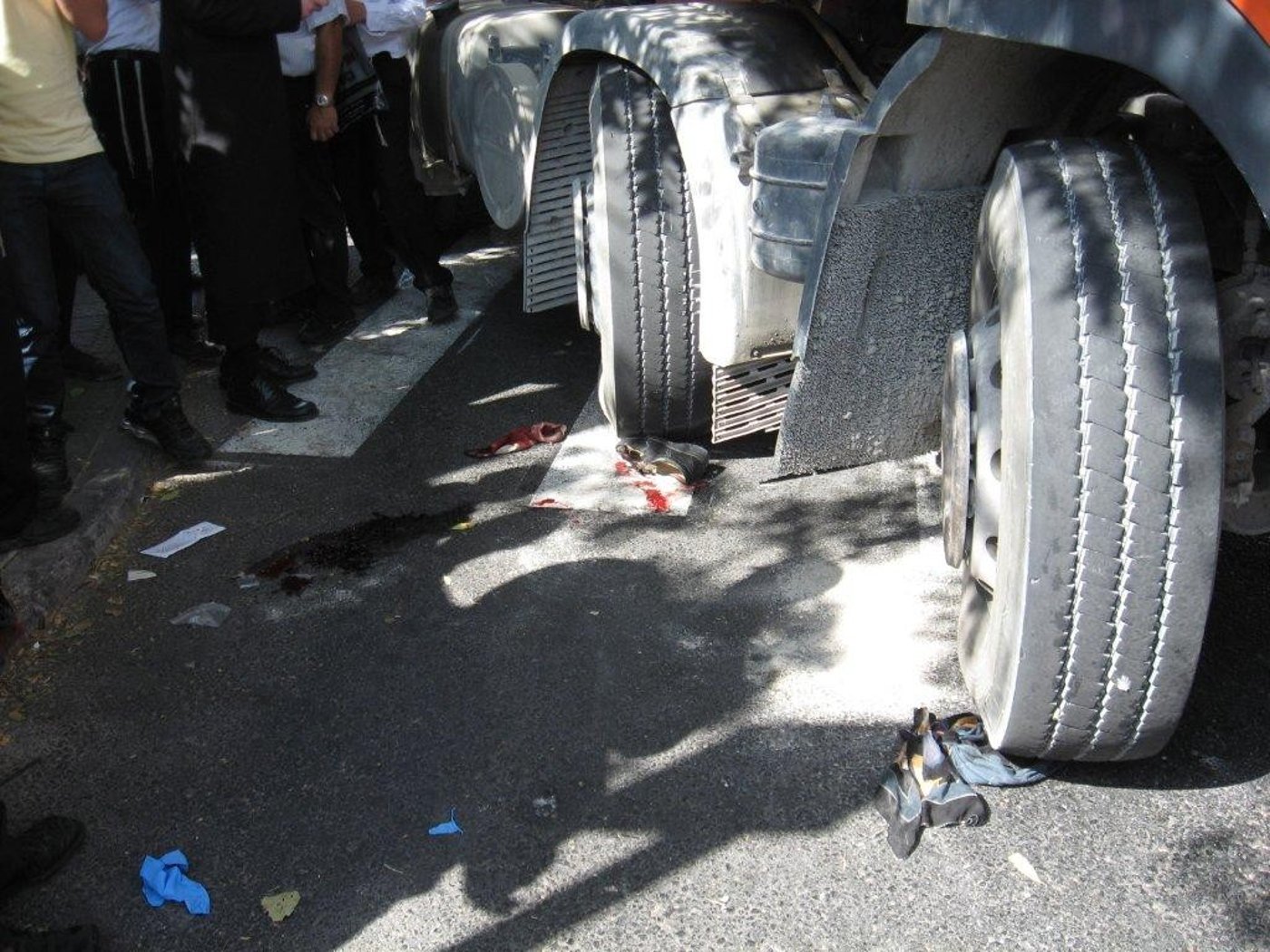 ירושלים: חרדית נפגעה ממערבל בטון - צפו בתמונות