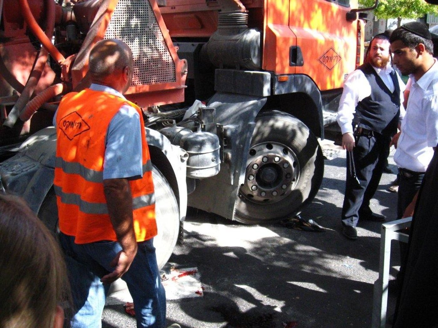 ירושלים: חרדית נפגעה ממערבל בטון - צפו בתמונות