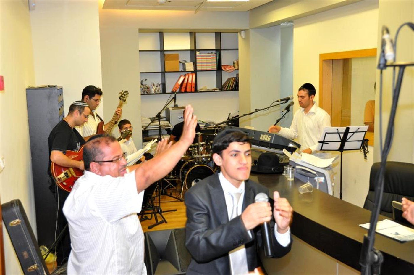 תמונות ווידאו: מידד טסה מסיים מסכת חגיגה ב´קול ברמה´