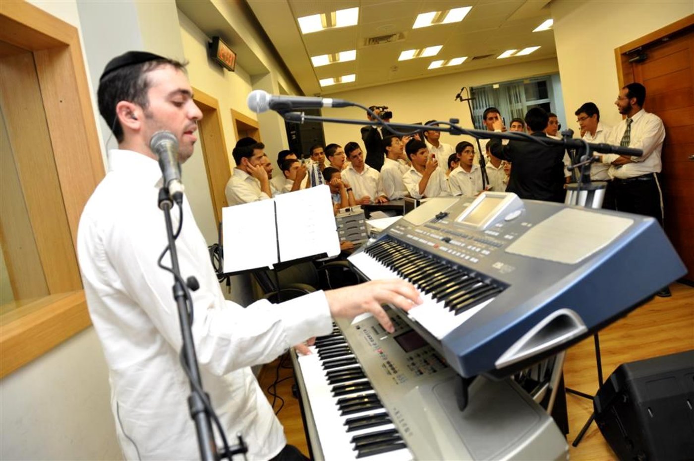 תמונות ווידאו: מידד טסה מסיים מסכת חגיגה ב´קול ברמה´