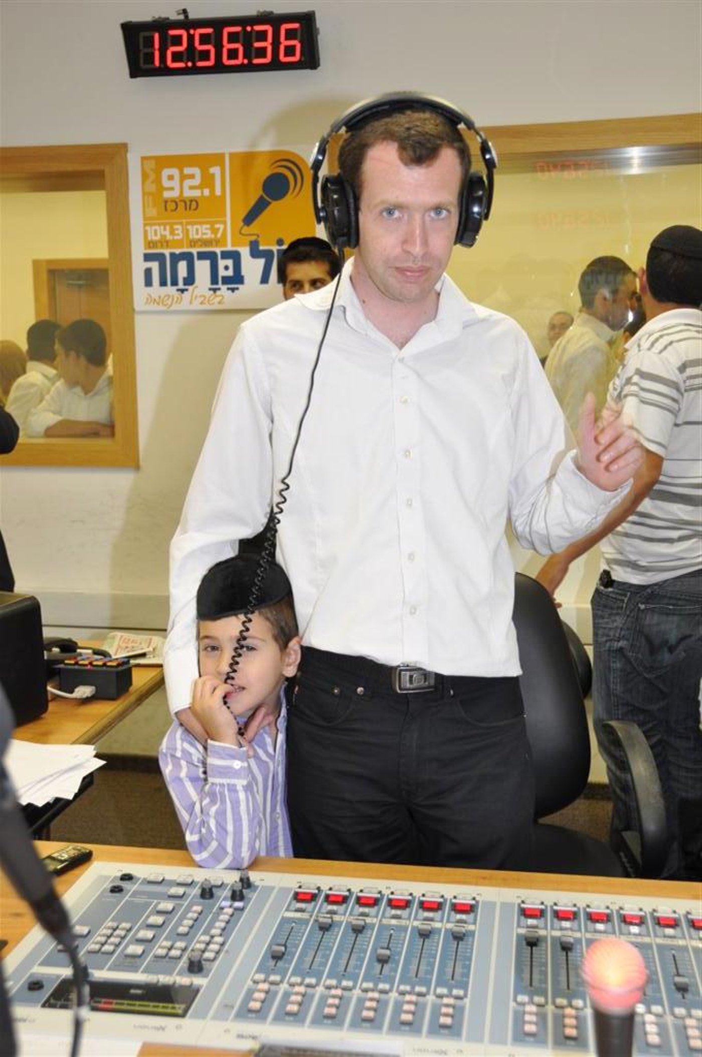 תמונות ווידאו: מידד טסה מסיים מסכת חגיגה ב´קול ברמה´