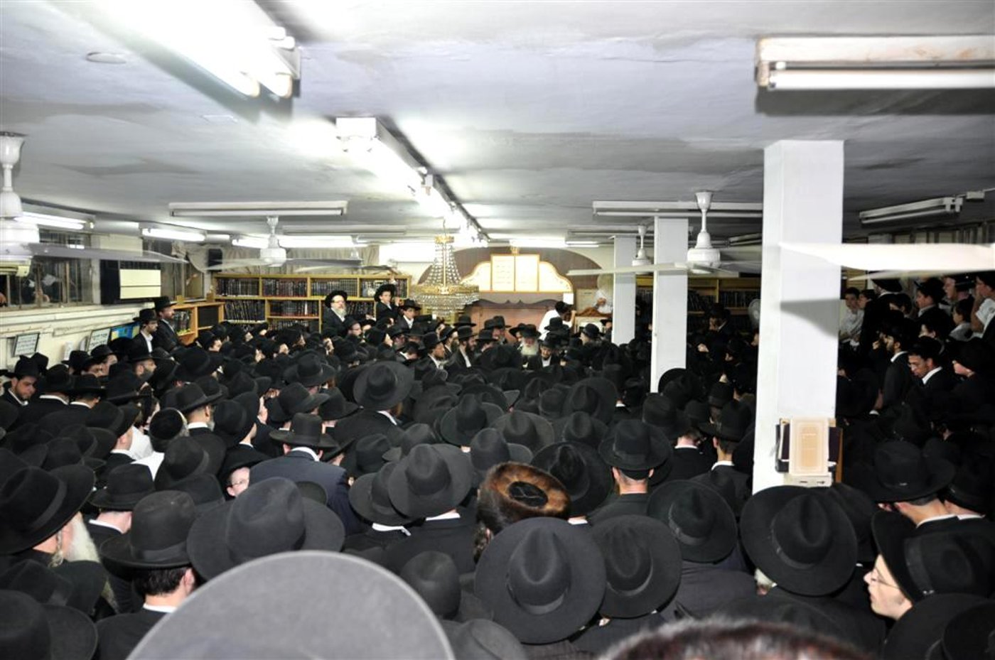 הקהל רב בתוך בית המדרש 'ירחי כלה'