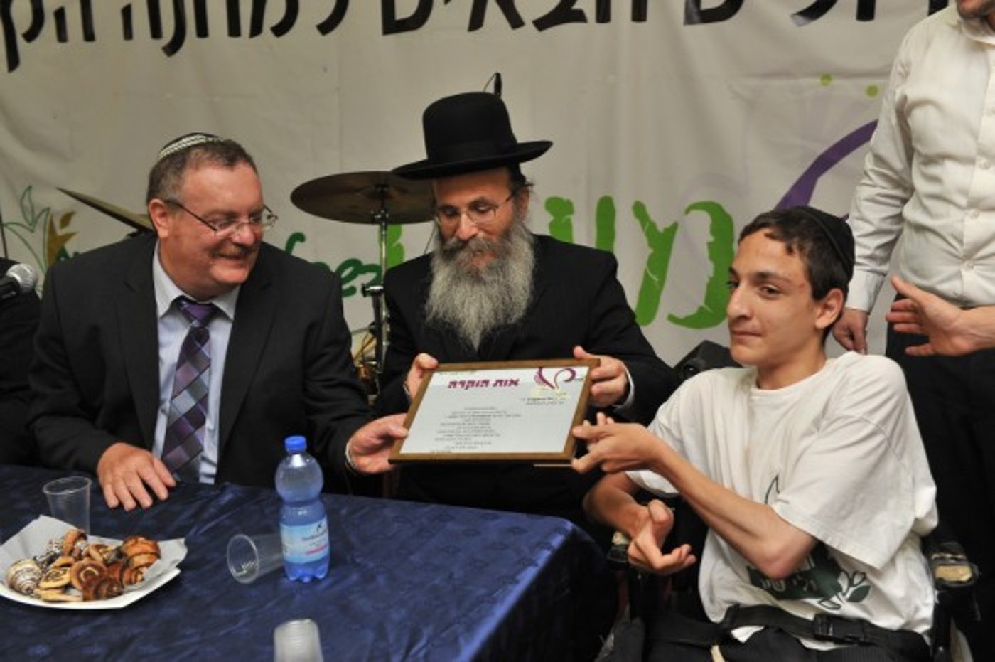 בקעמפ אחד: שר מהמפד"ל ובחורי ישיבה ליטאים