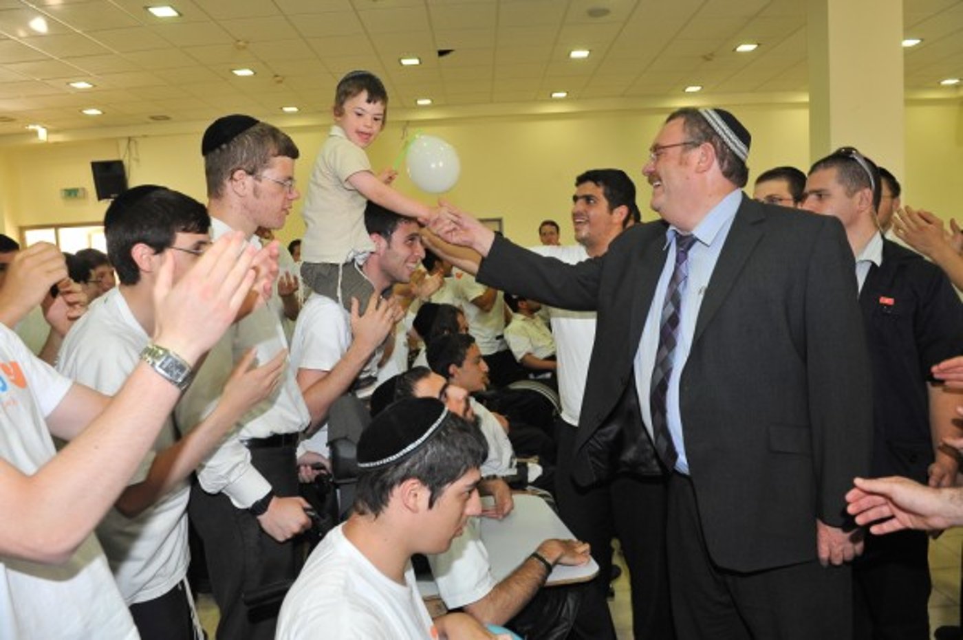 בקעמפ אחד: שר מהמפד"ל ובחורי ישיבה ליטאים