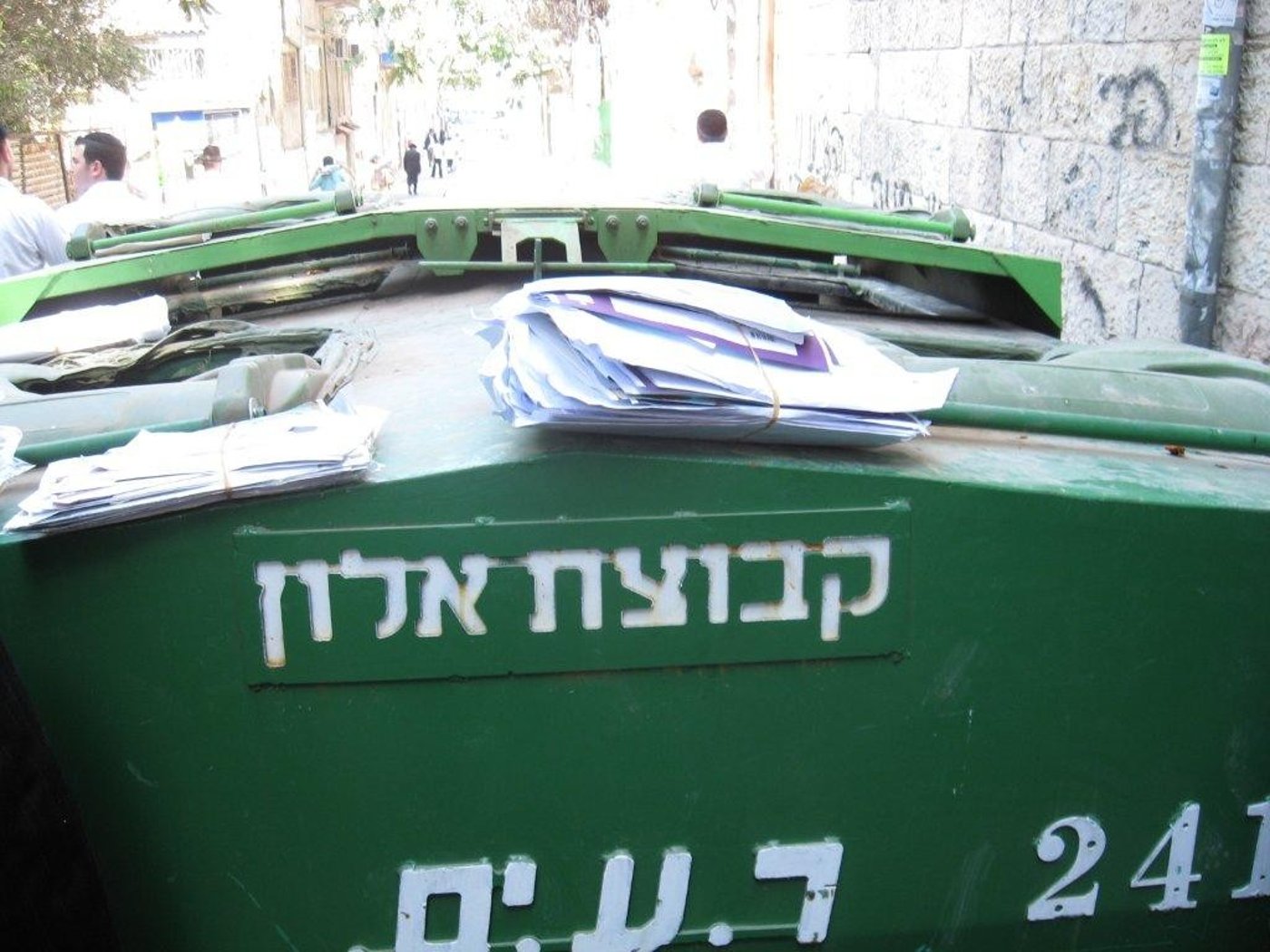 שערורייה בגאולה: הדוור זרק את הדואר לזבל