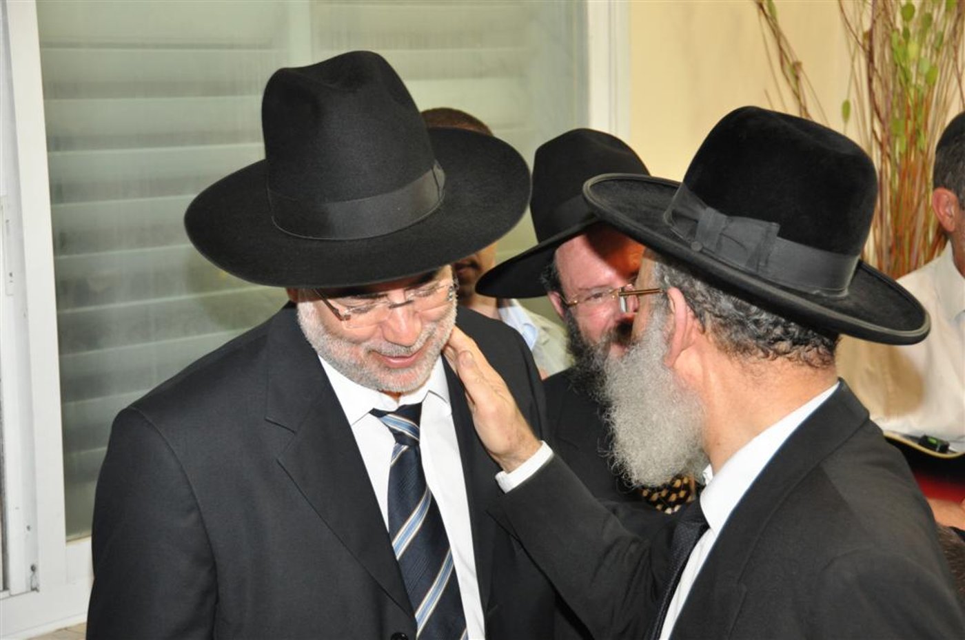 הגר"ע יוסף על בניזרי: "אוהב אותו יותר מבני"