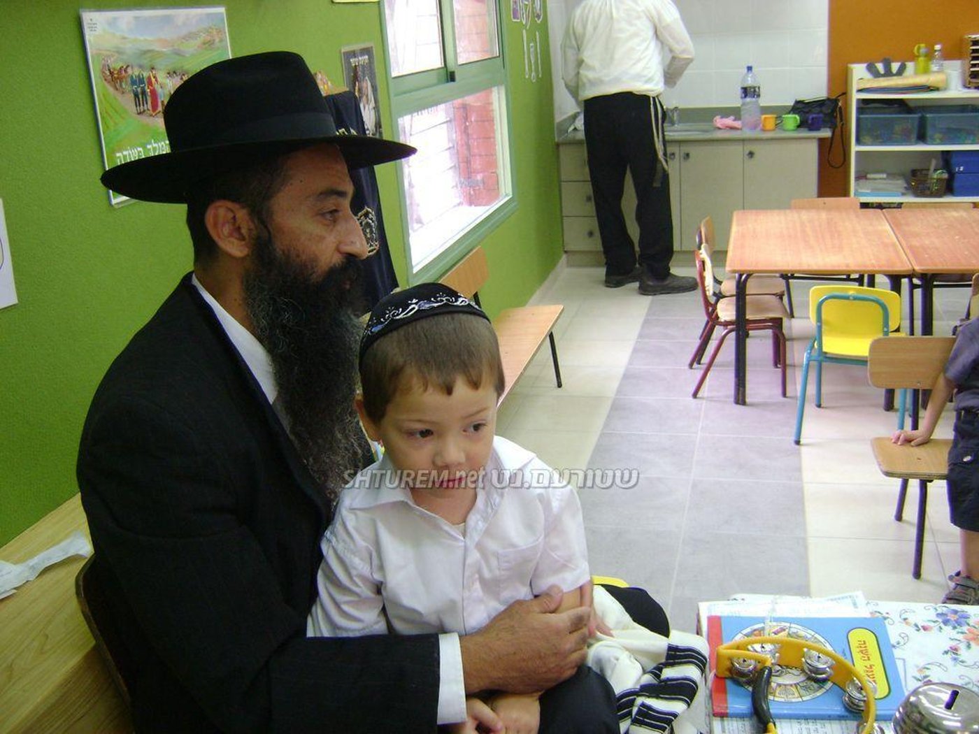 תיעוד מרגש: מוישי הולצברג הוכנס לחיידר