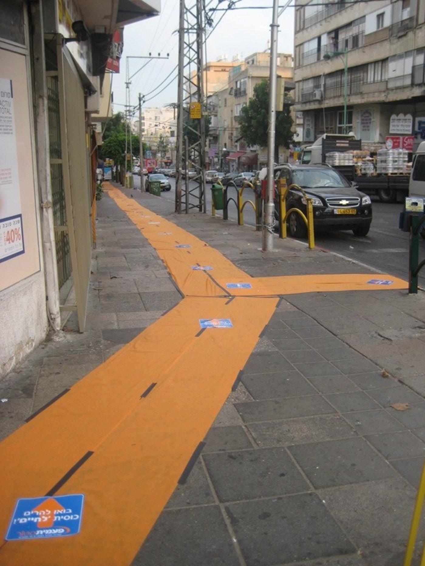 גימיק בבני-ברק: חנות למוצרי חד-פעמי פרשה שטיחים בעיר