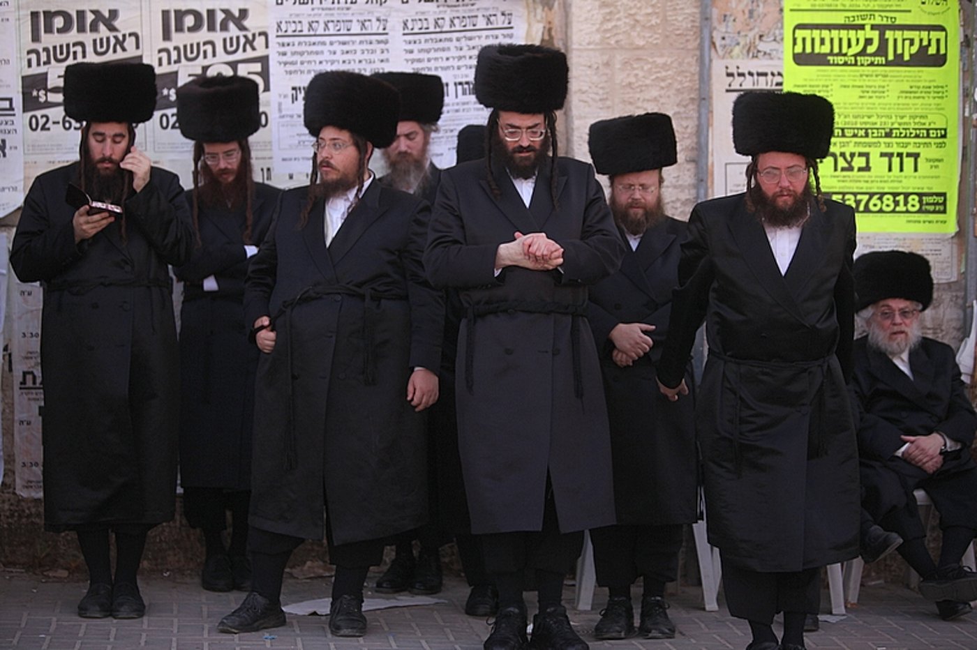החסידים הנרגשים איחלו: "רב´ה, מזל-טוב, מזל-טוב"