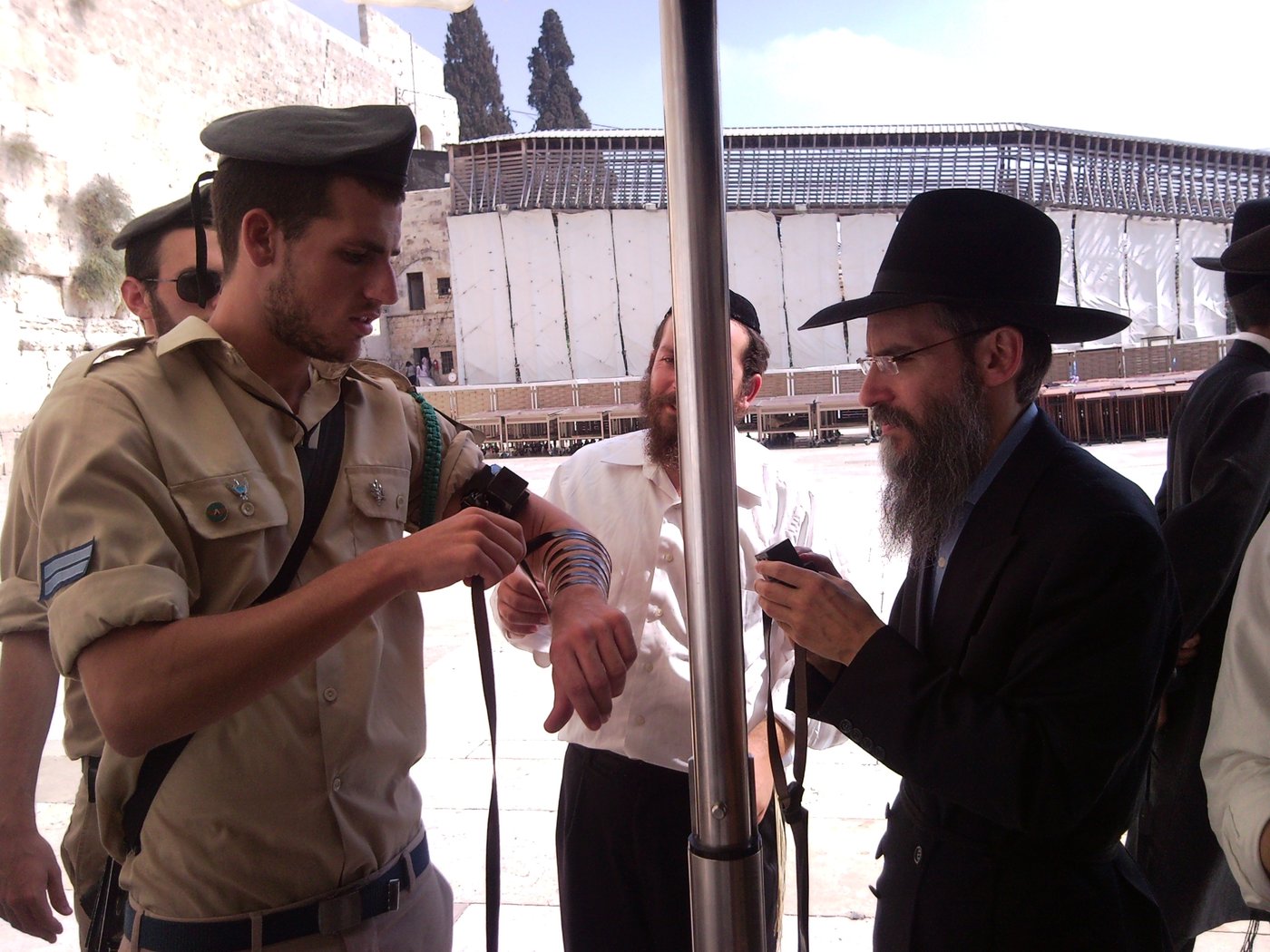 צפו: אברהם פריד מניח תפילין לעוברים ושבים בירושלים