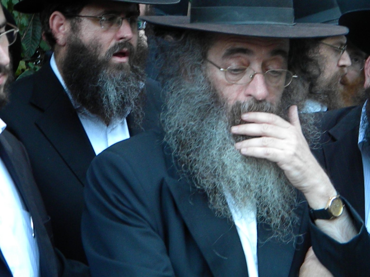 אלפים מלויים את הגאון הרב יעקב זלזניק זצ"ל