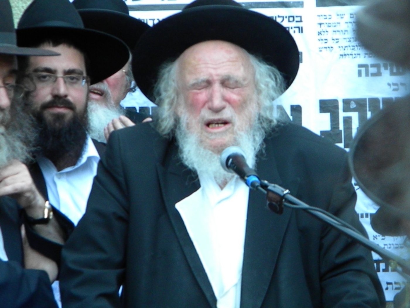 אלפים מלויים את הגאון הרב יעקב זלזניק זצ"ל