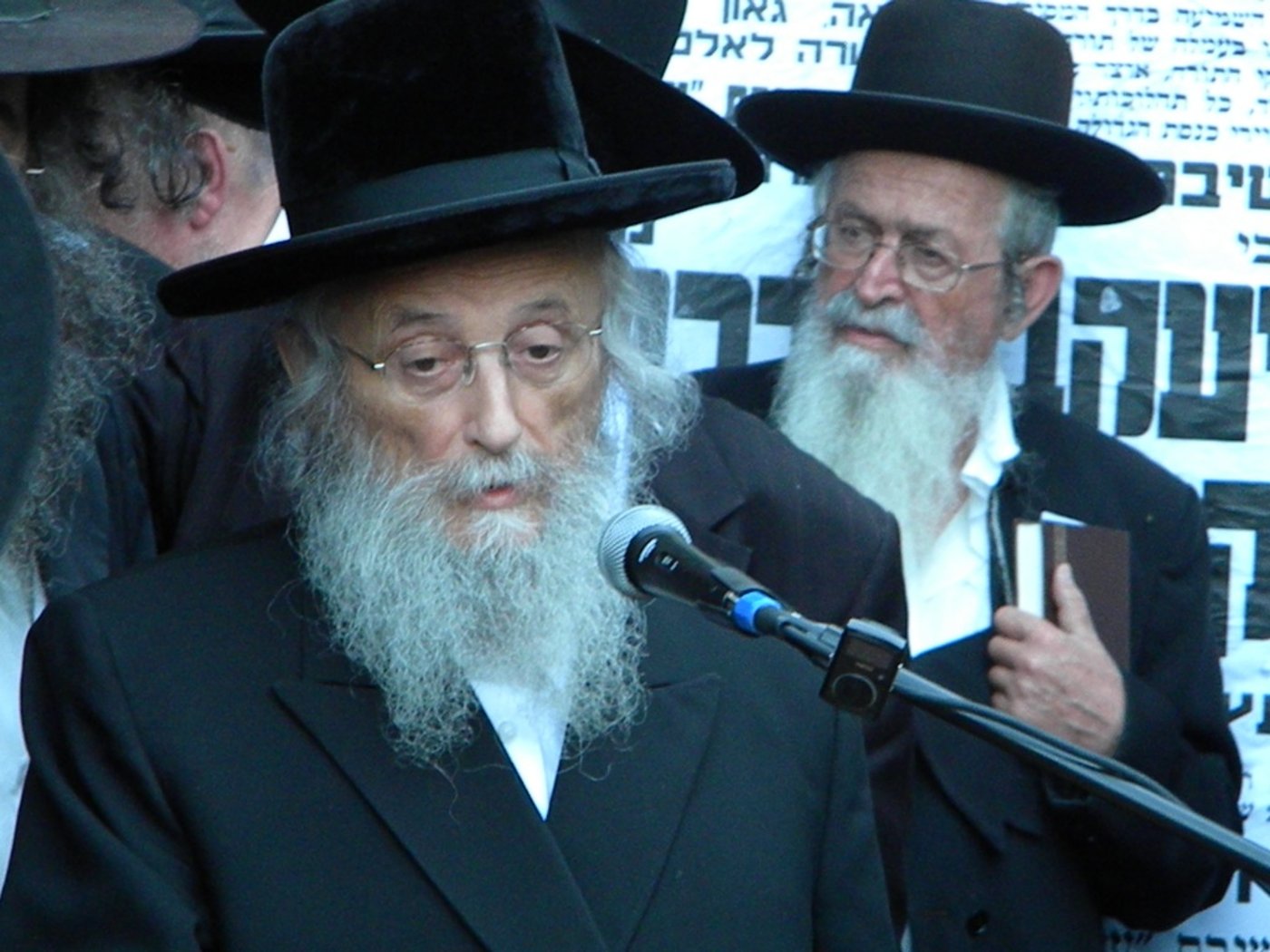 אלפים מלויים את הגאון הרב יעקב זלזניק זצ"ל