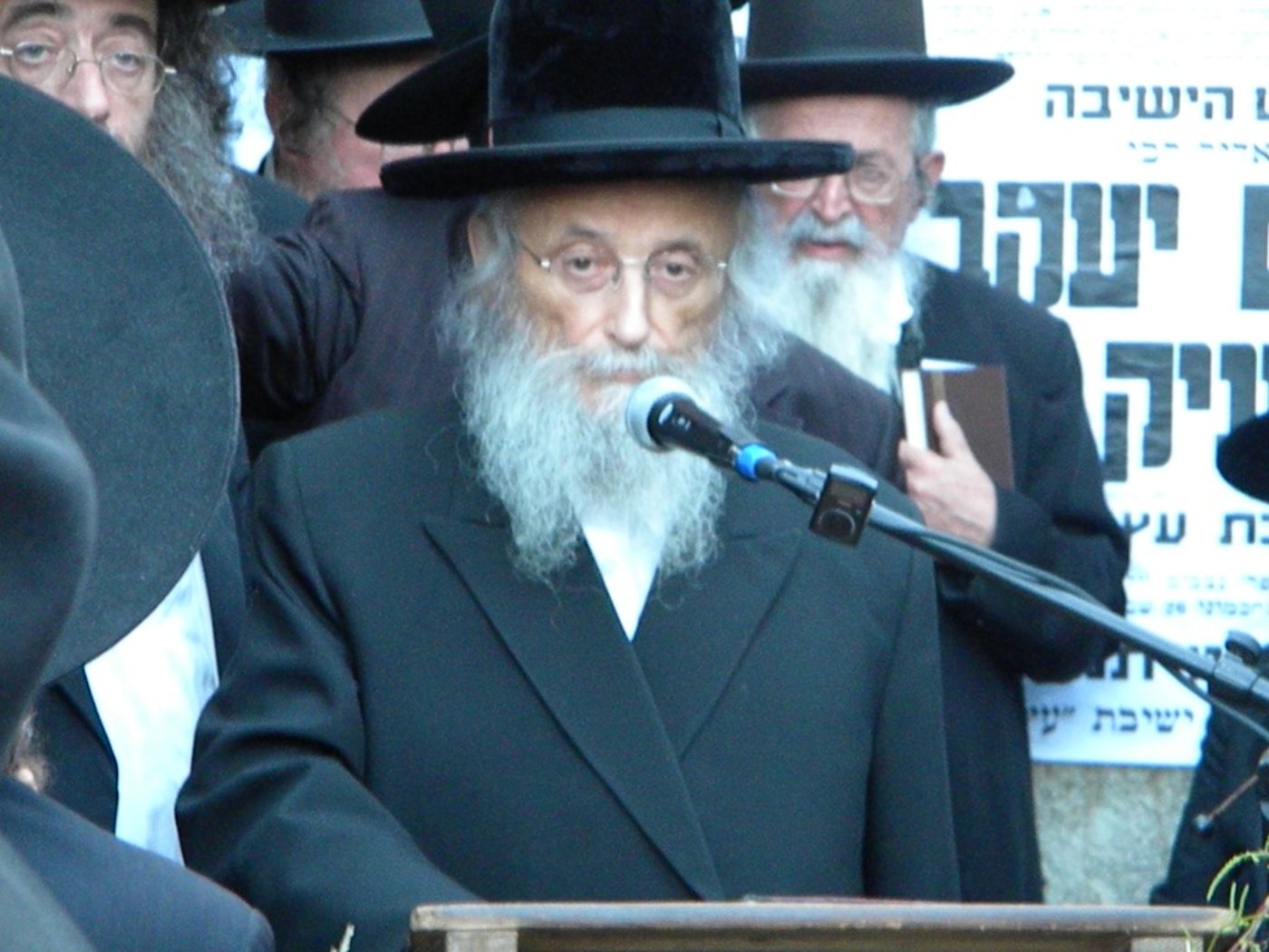 אלפים מלויים את הגאון הרב יעקב זלזניק זצ"ל