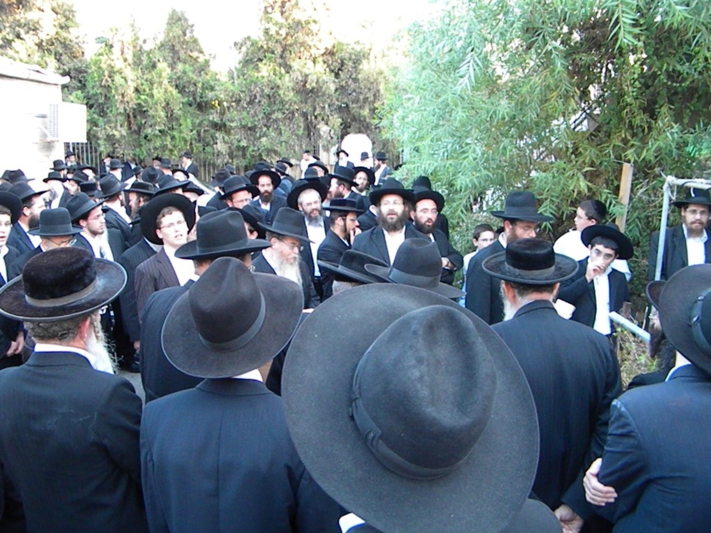 אלפים מלויים את הגאון הרב יעקב זלזניק זצ"ל