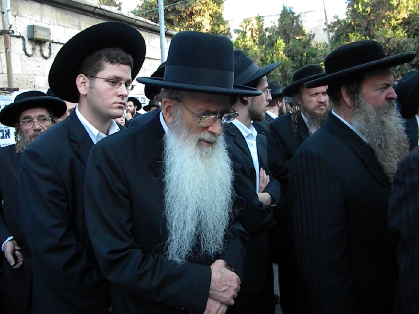 אלפים מלויים את הגאון הרב יעקב זלזניק זצ"ל
