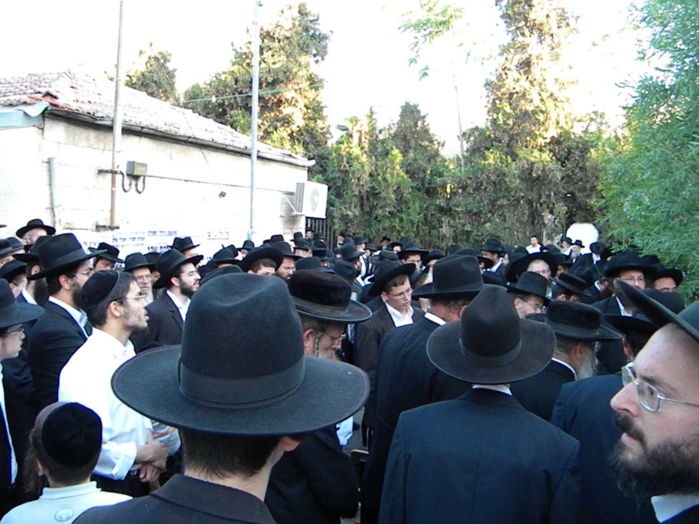 אלפים מלויים את הגאון הרב יעקב זלזניק זצ"ל