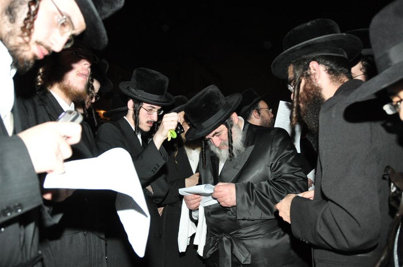 באשמורת הבוקר: בני-ברק זעקה נגד חילולי הקברים